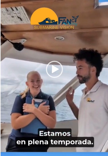 Two people on a boat smiling with 'Submarine Vision' logo above and text: 'Estamos en plena temporada.'